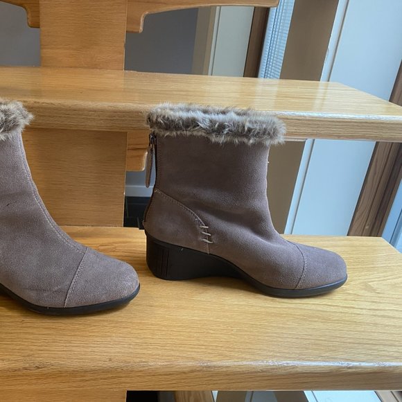 Aerosoles Ankle High Fur Lined Boots, faux suede, taupe colored, wedge heel. - Picture 9 of 9
